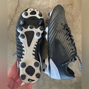Brava Youth Boys black and white cleats for soccer or football - like new!  ⚽️🏈